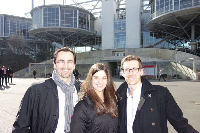 (v. l.) Martin Mayr, Sandra Mair und Dominik Axer, CANCOM genießen das tolle Wetter in Hannover. (Bild: IT-BUSINESS)