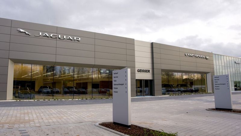 Geplant ist, im neuen Jaguar-and-Rover-Autohaus 400 Fahrzeuge der beiden britischen Premiummarken zu verkaufen. (Bild: Autohaus Geisser)