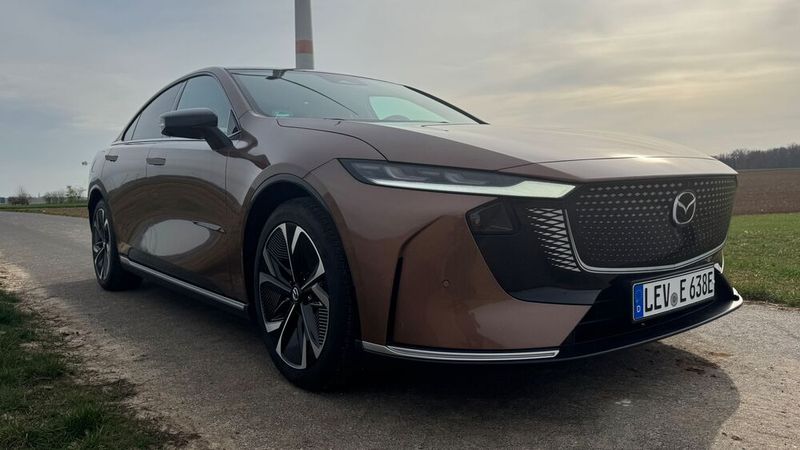 Der vollelektrische Mazda 6e beerbt seit seiner Markteinführung im September 2025 die Verbrenner-Limousine Mazda 6. (Bild:  Achter – VCG)