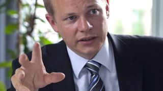 Ralph Böge, Logistics Operations Manager bei Tesa: „Green Logistics ist für Tesa ein wichtiges Ziel. Da spielt die Verwendung der maschinentauglichen Drei-Sterne-Europalette, die mit dem „Blauen Engel“ zertifiziert ist, genau rein.“ Bild: Tesa (Archiv: Vogel Business Media)