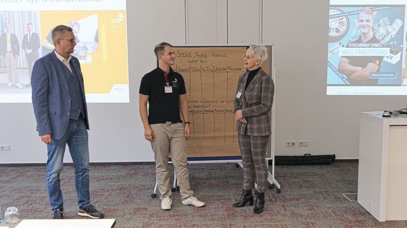 Der Vorsitzende des ZDK-Berufsbildungsausschusses, René Gravendyk (l.), und  ZDK-Geschäftsführerin Birgit Behrens (r.) begrüßten den Weltmeister der Kfz-Mechatroniker, Stefan Mißbach, auf der Jahrestagung.(Bild:  Büttner – autoFACHMANN)