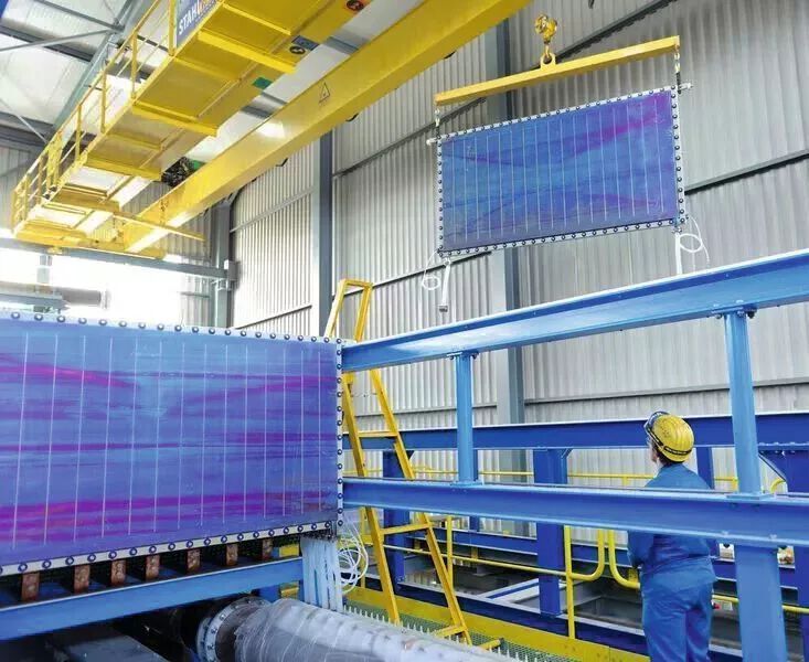 Montage eines Wasserelektrolyse-Moduls zur Herstellung von grünem Wasserstoff beim Anlagenbauer Thyssenkrupp.  (Bild: Thyssenkrupp)