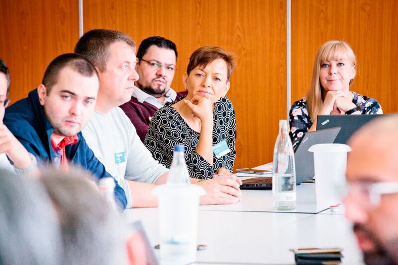 In den Praxisrunden waren auch Vertreter der PC-SPEZIALIST-Zentrale mit dabei: (von rechts) Tanja Hollstein, Frauke Lüking und Sebastian Hak mit den PCS-Partnern Stefan Bode (Ellwangen) und Lukasz Drzazdzewski (Düsseldorf-Wersten). (Synaxon)