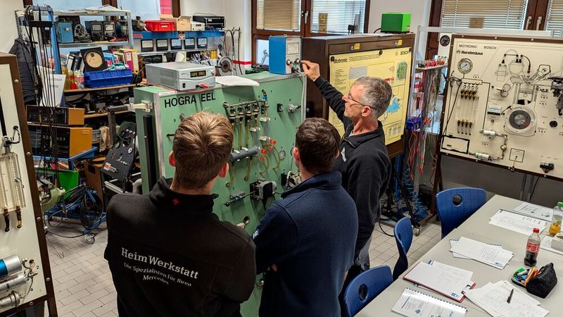 Jede Menge Zeit, Geld und Herzblut hat Thorsten Kern investiert, um die zahlreichen Lehrwände für Gemischaufbereitung und Zündung zusammenzutragen. Viele dieser Wände wurden in der Vergangenheit entsorgt, entsprechend selten und teuer sind die heute. Und oftmals muss man sie auch überholen. (Bild: Dominsky – VCG)