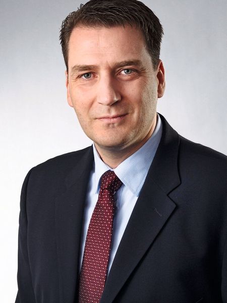„Die Mitarbeiter in den Produktionshallen waren mehr als 60 % ihrer Arbeitszeit mit dem Transport von Bauteilen beschäftigt. Das Zusammenführen der unterschiedlichen Lager- und Produktionsbereiche mit Transportbändern ist nicht möglich und unpraktisch, daher erfolgte dieser Schritt zumeist manuell, was wertvolle Kapazitäten kostete“, berichtet Aleksandar Cvetanovic, European Key Account Manager Automotive bei Omron Industrial Automation Europe.  (Omron)