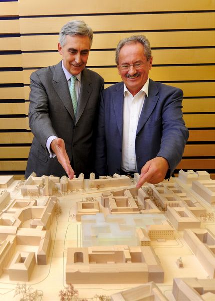 So wird sie aussehen! Siemens-Chef Peter Löscher und Münchens OB Christian Ude präsentieren den siegreichen Modell-Entwurf der neuen Konzernzentrale. Das Siegermodell hat auch die Jury des international besetzten Architektenwettbewerbs überzeugt, denn es setzt Transparenz und Offenheit architektonisch um. (Siemens AG)