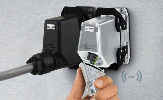 Weniger Varianten: Die Kunststoff-Steckverbinder und die neuen Metall-Steckverbinder aus der Serie Heavycon Evo decken ein breites Anwendungsspektrum ab. Durch die Kabelverschraubungen mit schrägem Bajonett-Verschluss und der EMV-tauglichen Metallausführung werden bis zu 80% der sonst üblichen Varianten eingespart.(Bild:  Phoenix Contact)