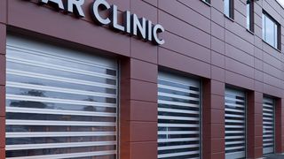 Die Stationen Car Clinic, Car Wellness und Car Fresh sind im Gebäudekomplex der Aschaffenburger Erlebniswaschstraße „Waterworld“ rückseitig angebracht. Bild: Efaflex (Archiv: Vogel Business Media)