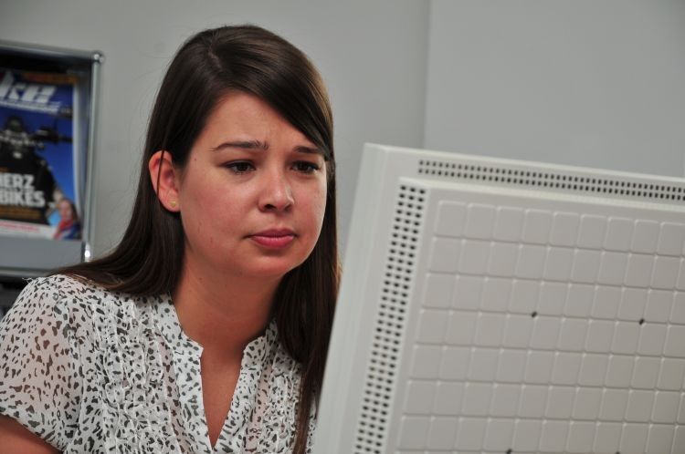 Catharina Leybold hingegen klickt sich mit skeptischem Blick an einem stationären Rechner durch die Bewerberseiten. (Foto: Richter)
