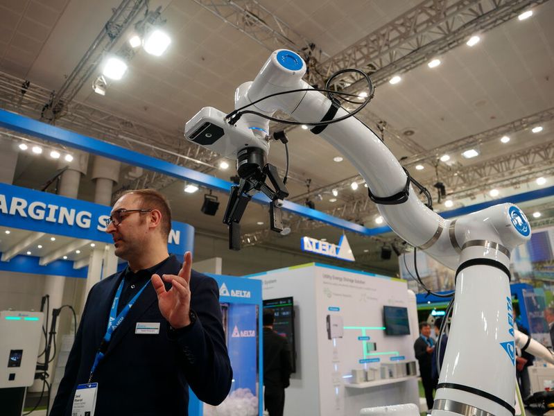 Mit einem Aufsatz macht Delta seine Cobots noch intelligenter. Das Cognibot Kit stattet die Roboter mit kognitiven Fähigkeiten aus, wodurch sie auch durch Sprachbefehle gesteuert werden können.  (Bild: Sandro Kipar/VCG)