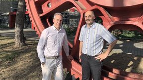 Viele Gründe zum Feiern haben Lantek-CEO Alberto López de Biñaspre (links) und Christoph Lenhard, Leiter des deutschen Lantek-Büros und Vertriebsleiter für die DACH-Region.  (Bild: Lantek)