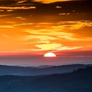 Nachdem es in den ersten vier Monaten 2026 für die deutsche Industrie in Sachen Auftragslage eher mau aussah, hat der Mai als Wonnemonat seinem Namen wohl Ehre gemacht. Analysten glauben nun zwar an mehr Sonne, doch die Wolken sind noch nicht verschwunden ... (Bild: Solarfans)