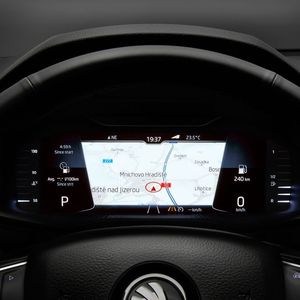 Das Navigationssystem sitzt gut sichtbar im Cockpit-Display.