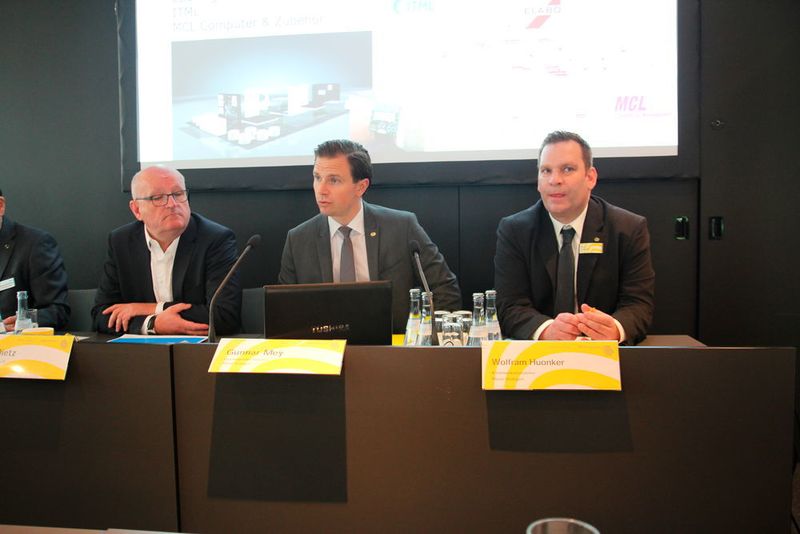 Die Eröffnungspressekonfefrenz der IT & Business. Rechts Wolfram Huonker, Kommunikationsleiter der Messe Stuttgart, links daneben Gunnar Mey, ganz links Ulrich Dietz, Vizepräsident des Verbands Bitkom. (Robert Horn)