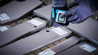 Mit den Handrückenscannern von Nimmsta wurde die gesamte Kommissionierung bei Reichwald auf papierlos umgestellt, was erheblich Zeit und Kosten spart. (Bild: Nimmsta)