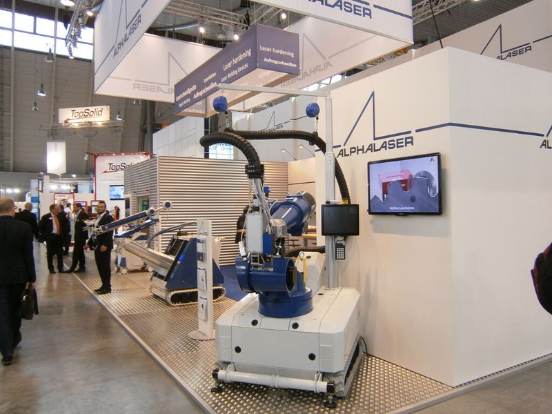 Und ab hier erleben Sie immer wieder, was es sonst noch so auf der Premiere der Moulding Expo zu erleben gab. Mit dabei sind ein Trabi, ein BMW i8, diverser Boliden der Formula Student, ein Rennsimulator, Bauteile, Werkzeugmaschinen und vieles Mehr...die Moulding Expo hat gemäß den Aussagen der Initiatoren ihr Versprechen erfüllt, der Branche eine neue, optimierte Präsentationsplattform zu bieten. (Bild: Königsreuther)