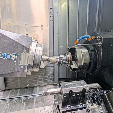 Die Okuma Multus U3000 dient HKS zur Zusammenführung bestehender Bearbeitungsschritte sowie als Plattform für die Erprobung neuer Bearbeitungsverfahren wie Power Skiving. (Bild: Okuma Deutschland GmbH)