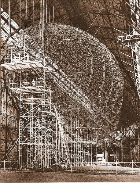 Auftrag aus Friedrichshafen: Schuler-Pressen stanzen, ziehen und schneideen 400.000 Leichtmetallstreben für ein modernes Luftschiff. (Schuler)