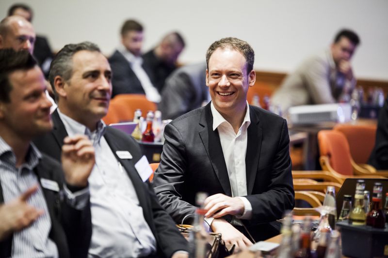 Henning Meyer, Acmeo, freut sich über den großen Zuspruch der Partner auf der Konferenz. Links: Macario Lopez Monrobe, Solarwinds (Acmeo)