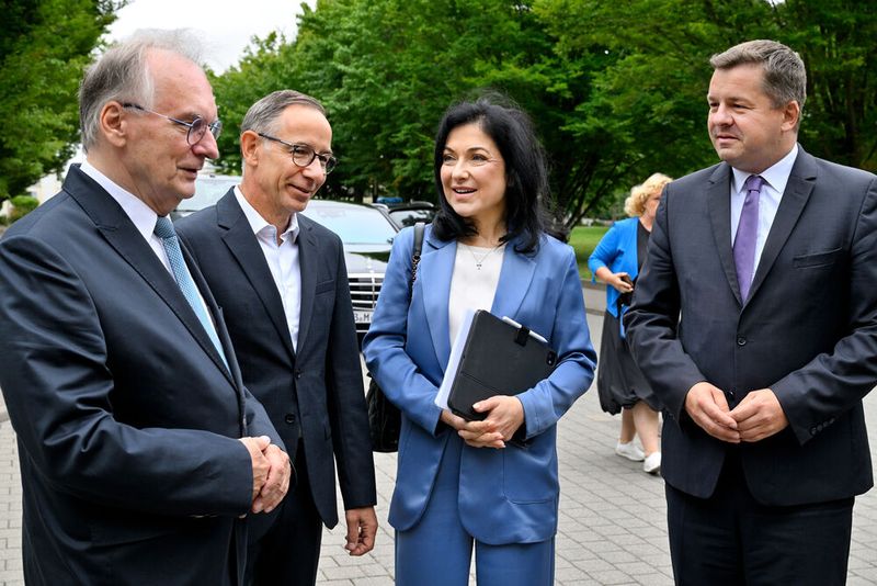 Begrüßung von Katherina Reiche, Bundesministerin für Wirtschaft und Energie durch Dr. Reiner Haseloff, Ministerpräsident des Landes Sachsen-Anhalt, Dr. Christof Günther, Geschäftsführer von Infraleuna, sowie Sven Schulze, Minister für Wirtschaft, Tourismus, Landwirtschaft und Forsten des Landes Sachsen-Anhalt am Chemiestandort Leuna (Bild: Infraleuna)