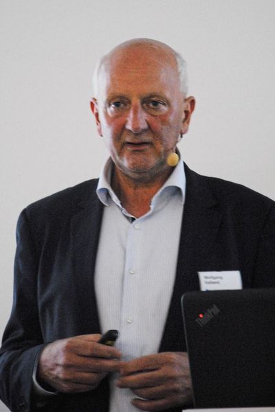 Wie man gefälschte Ausweise von echten Dokumenten unterscheiden kann, zeigte Wolfgang Volland, Erster Kriminalhauptkommissar a. D. LKA Berlin, anhand zahlreicher Beispiele aus der Praxis. (Bild: Baeuchle/»kfz-betrieb«)