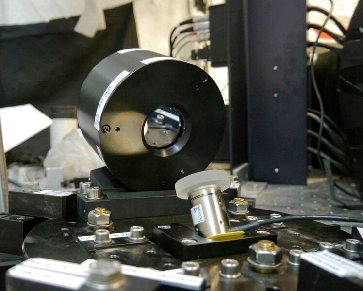 Der deformierbare Spiegel der Firma CILAS und ein Kippspiegelsystem von Physik Instrumente (PI). (Bild: Mikrotron)