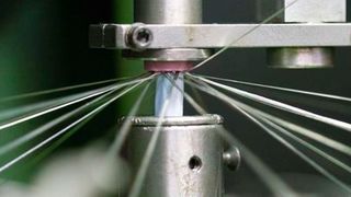 Beim Flechten werden dünne Drähte aus Kupfer oder verzinntem Kupfer um die Adern geflochten. Das macht die Leitungen immun gegen elektromagnetische Interferenzen.  (Lapp)