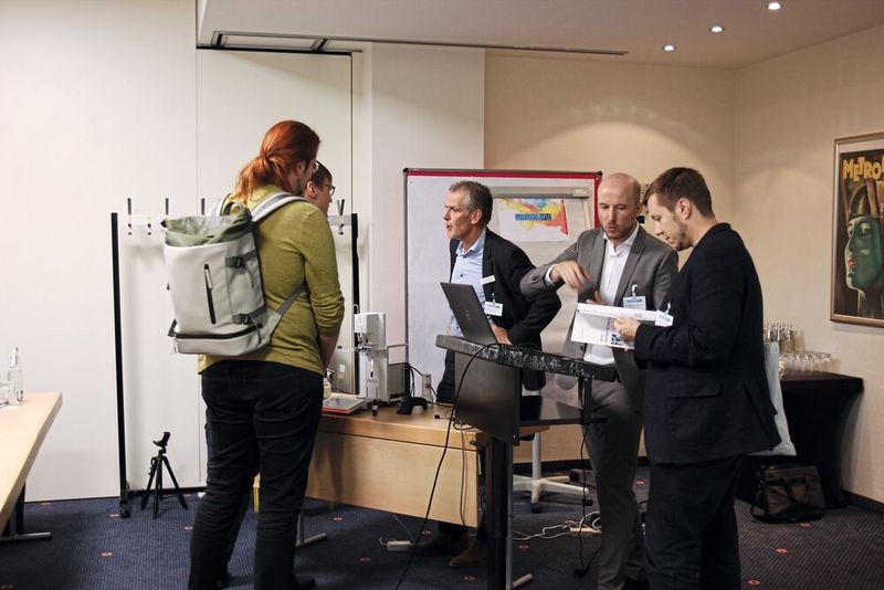 Nach ihrer Präsentationen diskutierten Johannes Zarfl von Mettler-Toledo und Michel Elshof von Agilent Technologies noch mit Teilnehmern über die Standard-Herstellung. (Bild: LABORPRAXIS/Dietz)