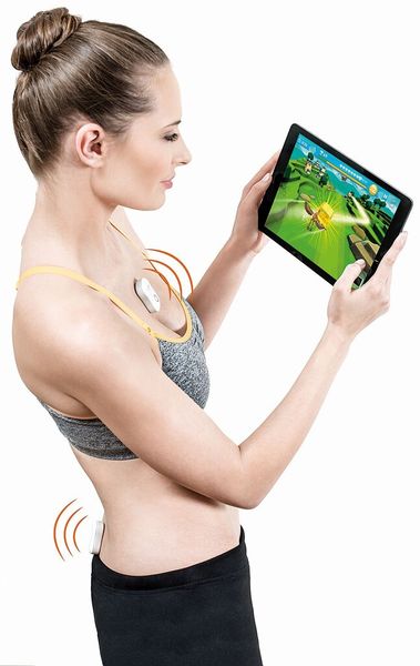 Und so funtioniert das nominierte Produkt: Zwei Sensoren am Körper erfassen via Bluetooth die Bewegungen des Rumpfes und übertragen die Daten an die Übungssoftware in einem mobilen Empfangsgerät. (Bild: Cicor)