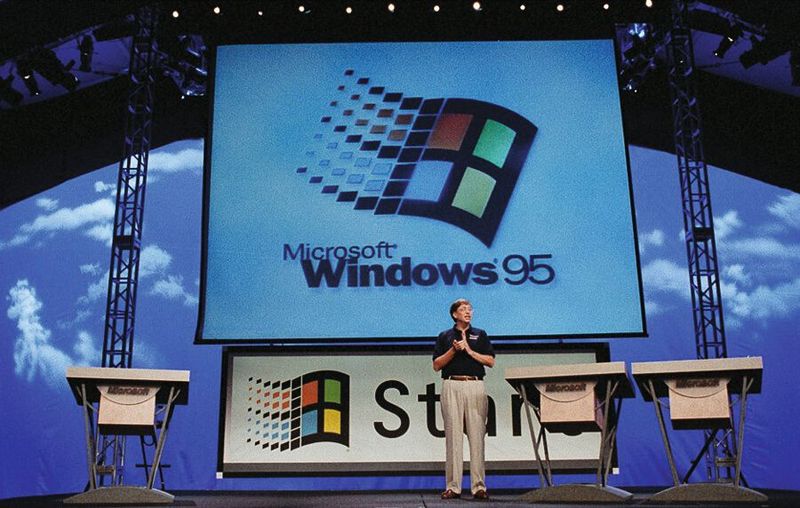 24.8.1995: Bill Gates präsentiert Windows 95 auf einer Pressekonferenz in Redmond.  (Bild: Microsoft)