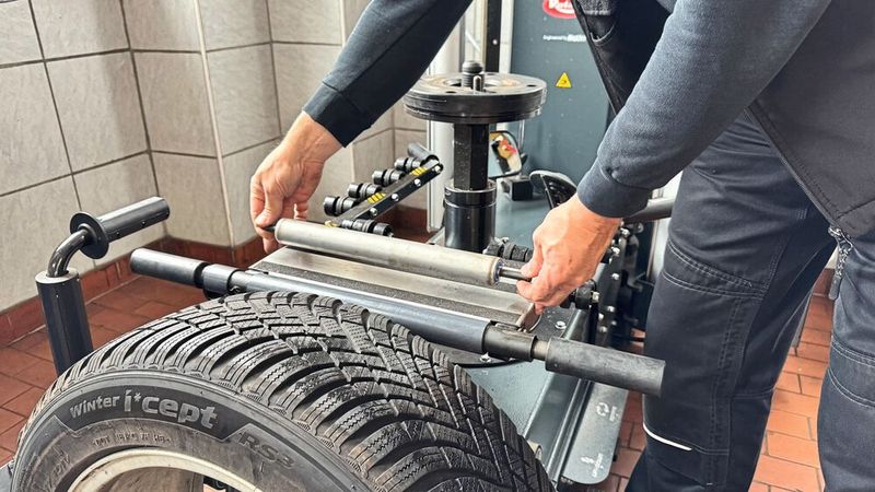 Selbst konstruierte Edelstahlplatte mit Grip-Tape statt beweglicher Rolle: So kann das Rad direkt auf der Maschine um 180 Grad gedreht werden.(Bild:  Schreiner – VCG)
