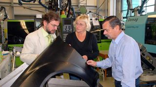 Die Forscher Bernd Kretzschmar, Dr. Doris Pospiech und Dr. Andreas Leuteritz vom IPF mit dem Prototyp eines Karosseriebauteils. (Archiv: Vogel Business Media)