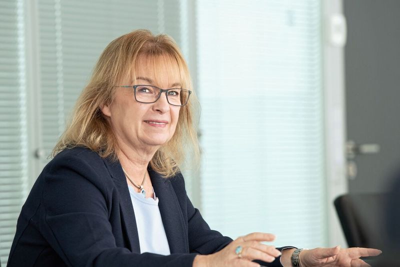 Margit Krause-Bonte, Personalleiterin der Zeiss-Sparte Industrial Quality & Research: „Es gibt viele Aspekte, die Zeiss zu einem attraktiven Arbeitgeber machen. Beispielsweise bieten wir als weltweit tätiges Unternehmen international interessante Berufs- und Entwicklungsperspektiven in nahezu allen Funktionsbereichen wie zum Beispiel in R&D, Digital, Marketing, Vertrieb und in Supportfunktionen wie Finance und HR.  Eine der herausragenden Stärken von Zeiss ist seine Innovationskraft. Bei uns haben die Mitarbeitenden die Möglichkeit, in einem kreativen und offenem Umfeld an Lösungen der Zukunft zu arbeiten und damit den Fortschritt in Wachstumsfeldern wie Medizintechnik, Life Sciences, Industrie 4.0. und Halbleitertechnologie mit zu gestalten. Spannend ist dabei auch die Zusammenarbeit in einem diversen, globalen Team.  Für viele Studierende ist sicher auch ein relevantes Kriterium, dass Zeiss als Stiftungsunternehmen soziale und gesellschaftliche Verantwortung übernimmt.  Darüber hinaus bieten wir als moderner Arbeitgeber flexible Arbeitszeiten, zahlreiche Möglichkeiten der Weiterentwicklung, attraktive Sonderleistungen sowie Angebote zur Gesundheitsvorsorge und Work-Life-Balance.  Wir planen einen massiven Aufbau an neuen Stellen in den nächsten 5 Jahren.  Wer die Zukunft gestalten will, ist bei uns goldrichtig.“  (Bild: Carl Zeiss AG)