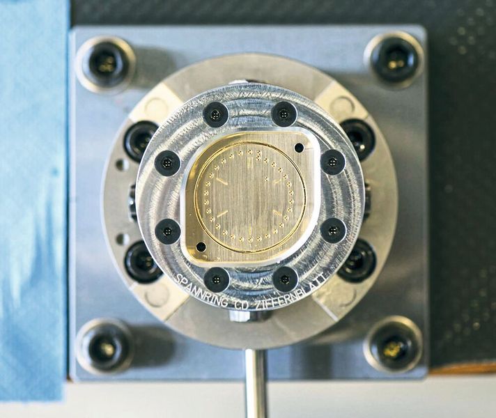 Helfenstein Mechanik fertigt auch Uhrenkomponenten, wie beispielsweise alle Funktionsteile und auch die Schliessen und Kronen des ewigen Kalenders. (Helfenstein Mechanik AG)