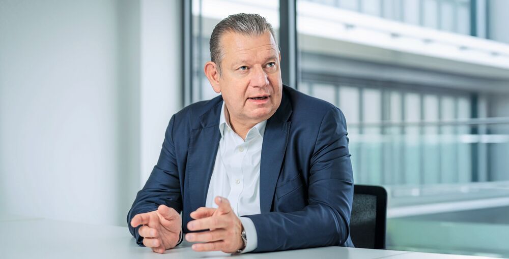 forvia-hella-ceo-peter-laier-ber-transformation-licht