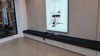 Einen Verkäuferarbeitsplatz oder eine Kundenwartezone sucht man im Polestar-Space vergeblich: Es gibt lediglich zwei lange Sitzbänke. (Bild: Julia Mauritz/»kfz-betrieb«)