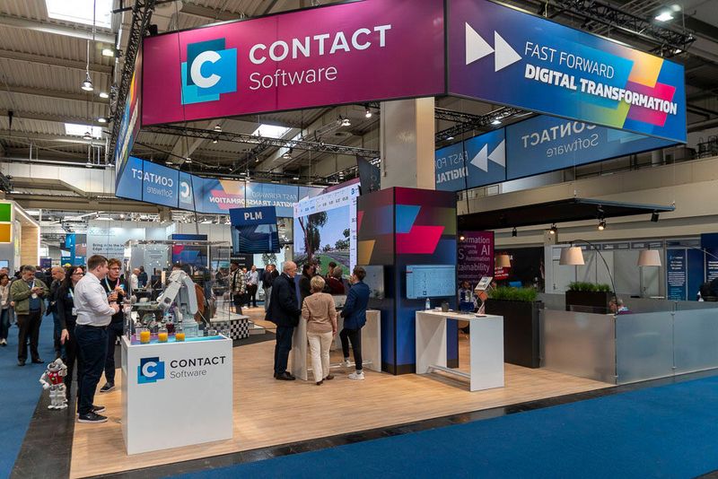 Auf dem Stand von Contact Software wurde ein Rennsimulator präsentiert, der schon im letzten Jahr Aufmerksamkeit erregte und mit Contacts Elements Plattform vernetzt ist. Diese Demo verdeutlicht, wie die Integration von IoT, PLM und MES zu einer Steigerung von Effizienz und Geschwindigkeit in industriellen Entwicklungs- und Fertigungsprozessen führen kann. Die IoT-Plattform von Contact Software sammelt und analysiert Telemetrie-Daten des Simulators, um potenzielle Optimierungen an Fahrzeugkomponenten zu identifizieren und dabei unter anderem auch mögliche CO2-Einsparungen zu berücksichtigen. Entsprechende Bauteile werden dann im digitalen Zwilling des Fahrzeugs effizient getestet, was Zeit und Ressourcen spart. (Bild: Vogel Communications Group)