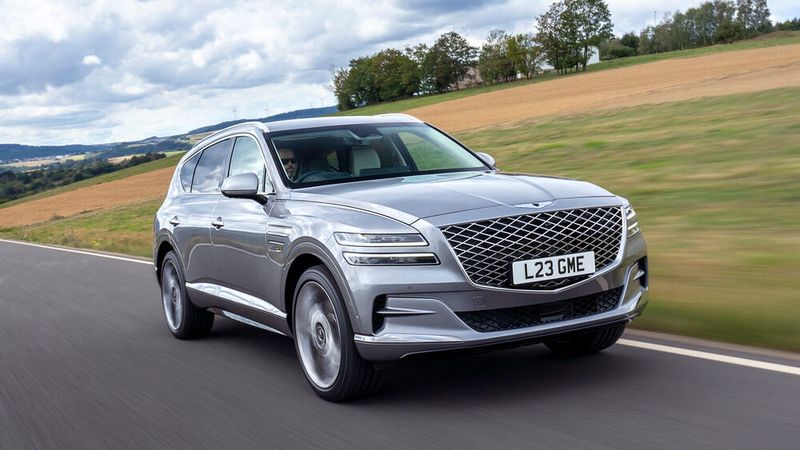 Zwar wirkt der GV80 trotz seines stolzen Formats etwas schnittiger als etwa ein Audi Q7, doch darf man sich vom sportlichen Look nicht täuschen lassen.  (Bild: Genesis)