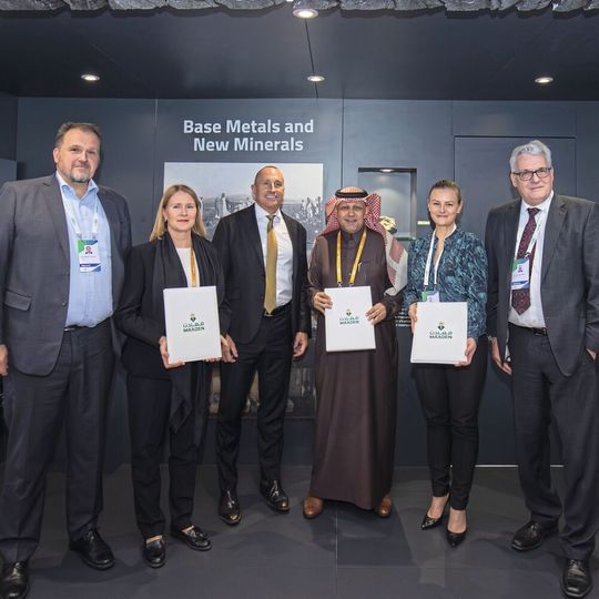 Die Verantwortlichen von Thyssenkrupp Uhde, Ma’aden und Metso anlässlich der Vertragsunterzeichnung.(Bild:  Thyssenkrupp Uhde GmbH)