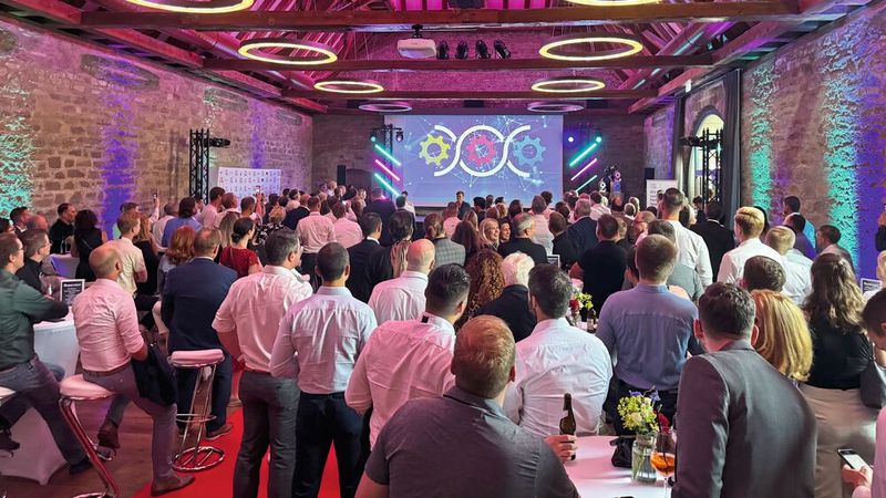 Nach dem Get-together im sommerlichen Ambiente startete schließlich die eigentliche Preisverleihung. (Bild: Achter – VCG)