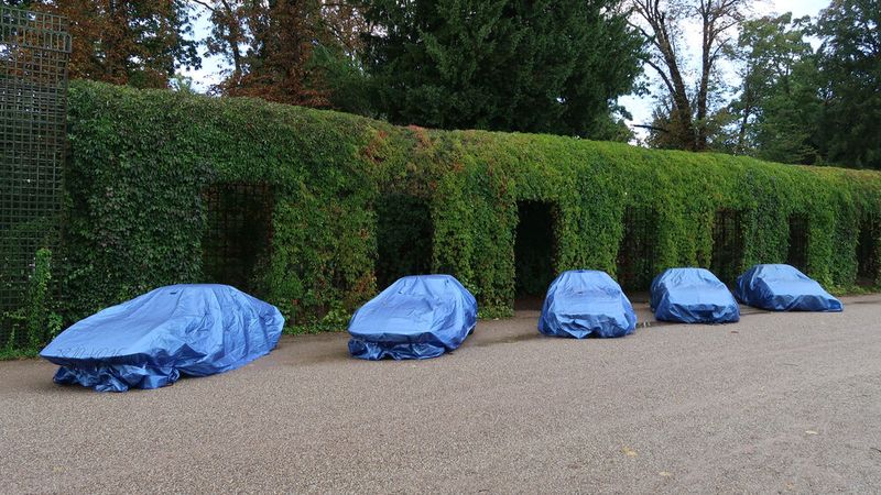 Diese am Freitag fotografierten, noch verdeckten Fahrzeuge stellten sich am Folgetag… (Bild: Peter Diehl)