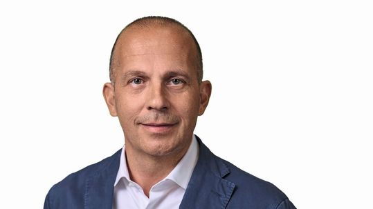 Achim Schaible, Vorsitzender und Sprecher der Geschäftsführung von Volkswagen Deutschland, schildert als Teilnehmer der Podiumsdiskussion zum Vertrieb der Zukunft, warum sich der Hersteller für eine Abkehr von der unechten Agentur entschieden hat.(Bild:  ©Stefan Warter/Volkswagen AG)