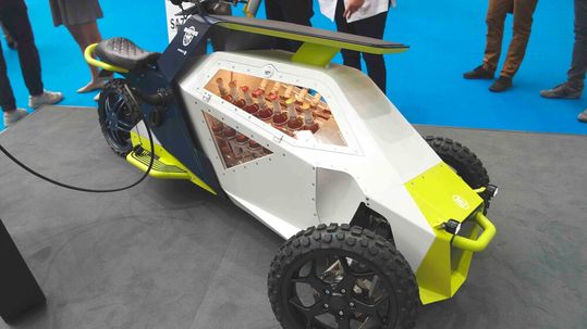 Der Einsitzer bietet an der Vorderachse Neigungstechnik. Der Motor steckt im Hinterrad. (Bild:  SP-X/Mario Hommen)