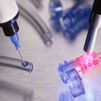 Dymax stellt lichthärtende Lösungen auf der Compamed 2025 vor. (Bild: Dymax)