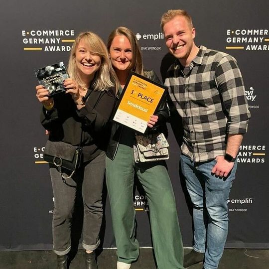 (Die Mitarbeiter und Mitarbeiterinnen von SendCloud freuen sich über den E-commerce Germany Award. (Bild: SendCloud))