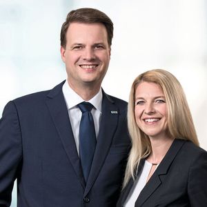 Die Geschäftsführer Prof. Dr. Heiko Wenzel-Schinzer und Dr. Heike Wenzel zeigen mit dem neuen Produktionsrekord außerordentlich zufrieden.