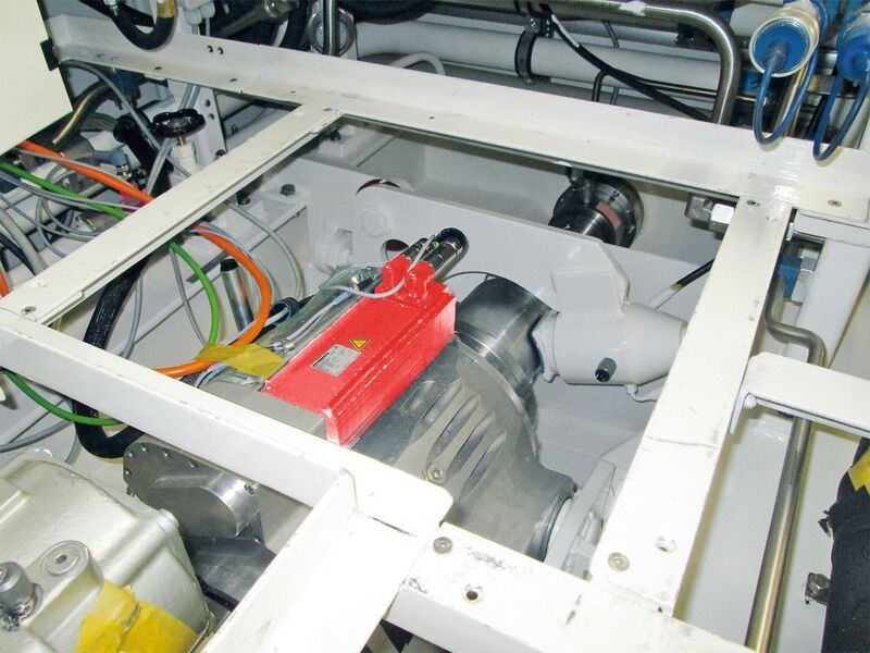 Je ein Servomotor des Typs CMP63 verstellt die Rotorblätter einer Schiffsschraube.  (SEW-Eurodrive)