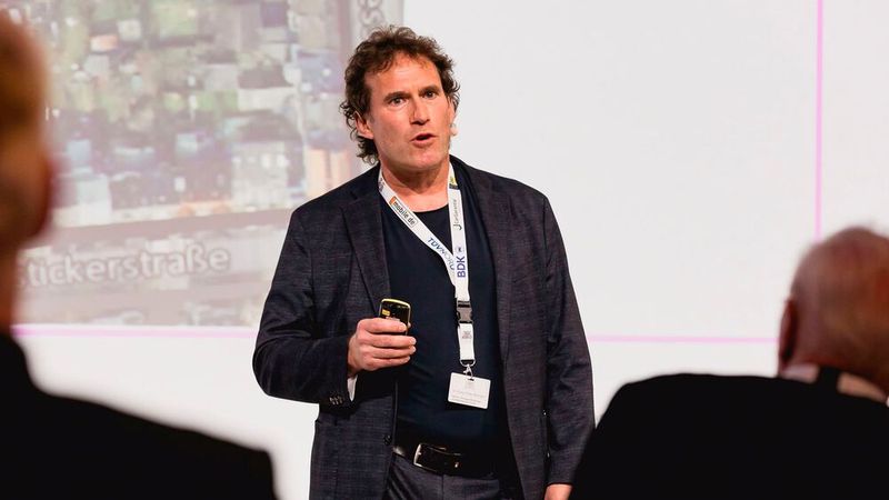 Wer sich von seinem Autohaus oder von einzelnen Standorten trennen will, der hat viele Möglichkeiten – beispielsweise die Umnutzung des Gebäudes oder Geländes für einen anderen Zweck. Was hier alles möglich ist, zeigte Berater und Ex-Ford-Händler Dr. Klaus-Peter Reintges. (Bild: Stefan Bausewein)