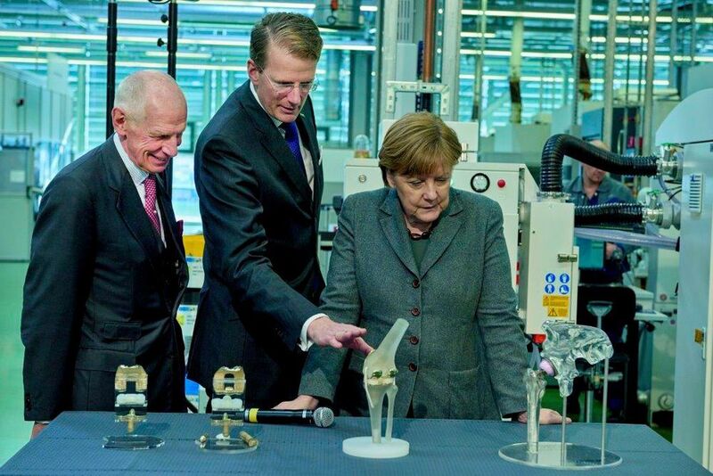 Im März war Kanzlerin Merkel zu Besuch beim Aesculap-Vorstandsvorsitzenden  Prof. Dr. Hanns-Peter Knaeblel (Mitte), ... (Aesculap)