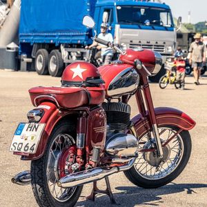 Die Jawa 350 Typ 354 aus der Tschechoslowakei verfügt über einen Zweitakt-Zweizylindermotor und 344 cm³ Hubraum und wurde von 1954 bis 1964 hergestellt. Die Ausführung mit Einzylindermotor und 248 cm³ Hubraum trug die Modellnummer 353. Mit leichten Modifikationen und geänderten Modellnummern wurde die Baureihe noch bis 1974 produziert.(Bild:  Technikmuseum)